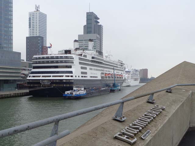 Cruiseschip ms Nautica van Oceania Cruises aan de Cruise Terminal Rotterdam